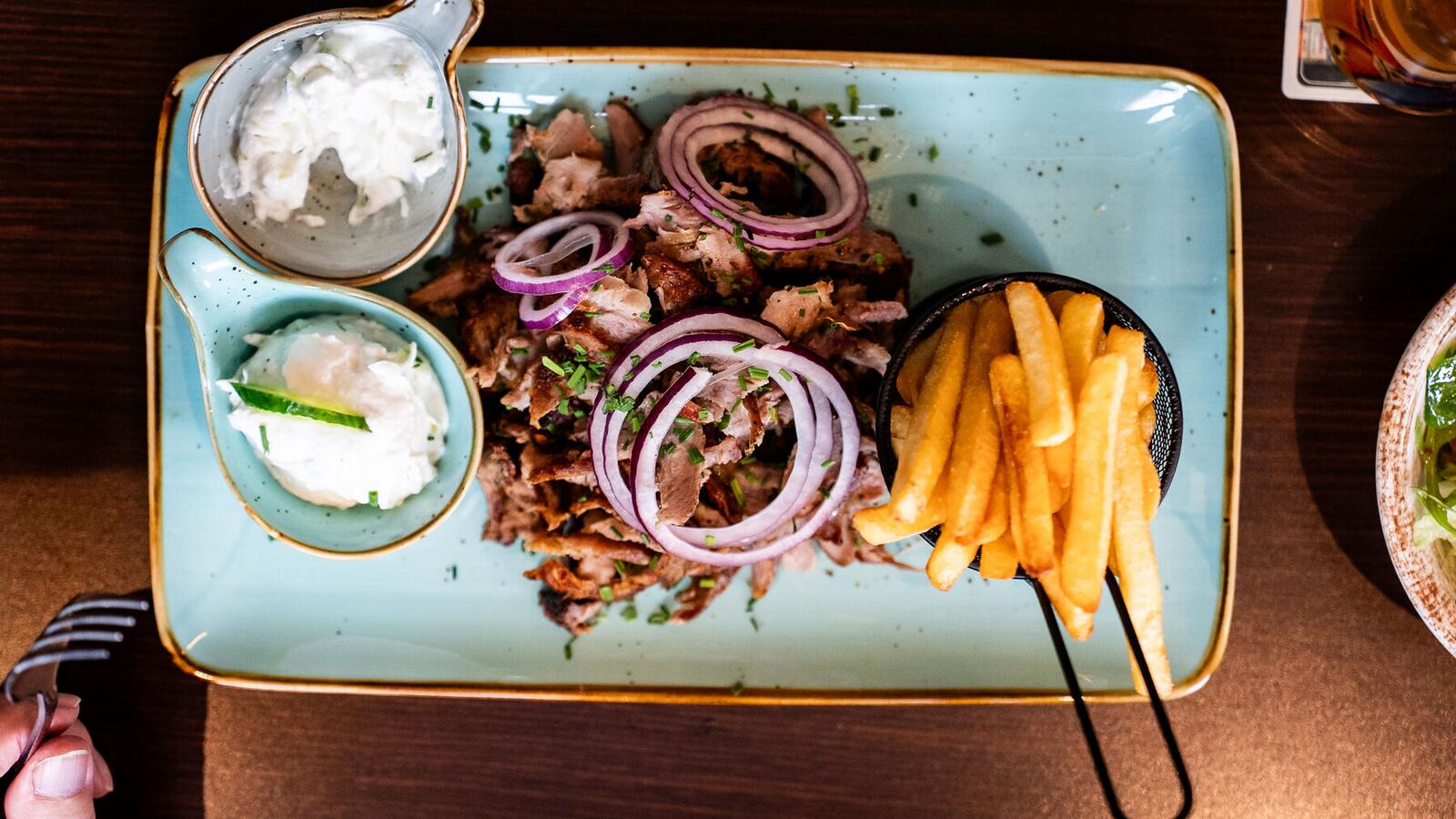 Gyros-Teller mit Tzatziki und Pommes