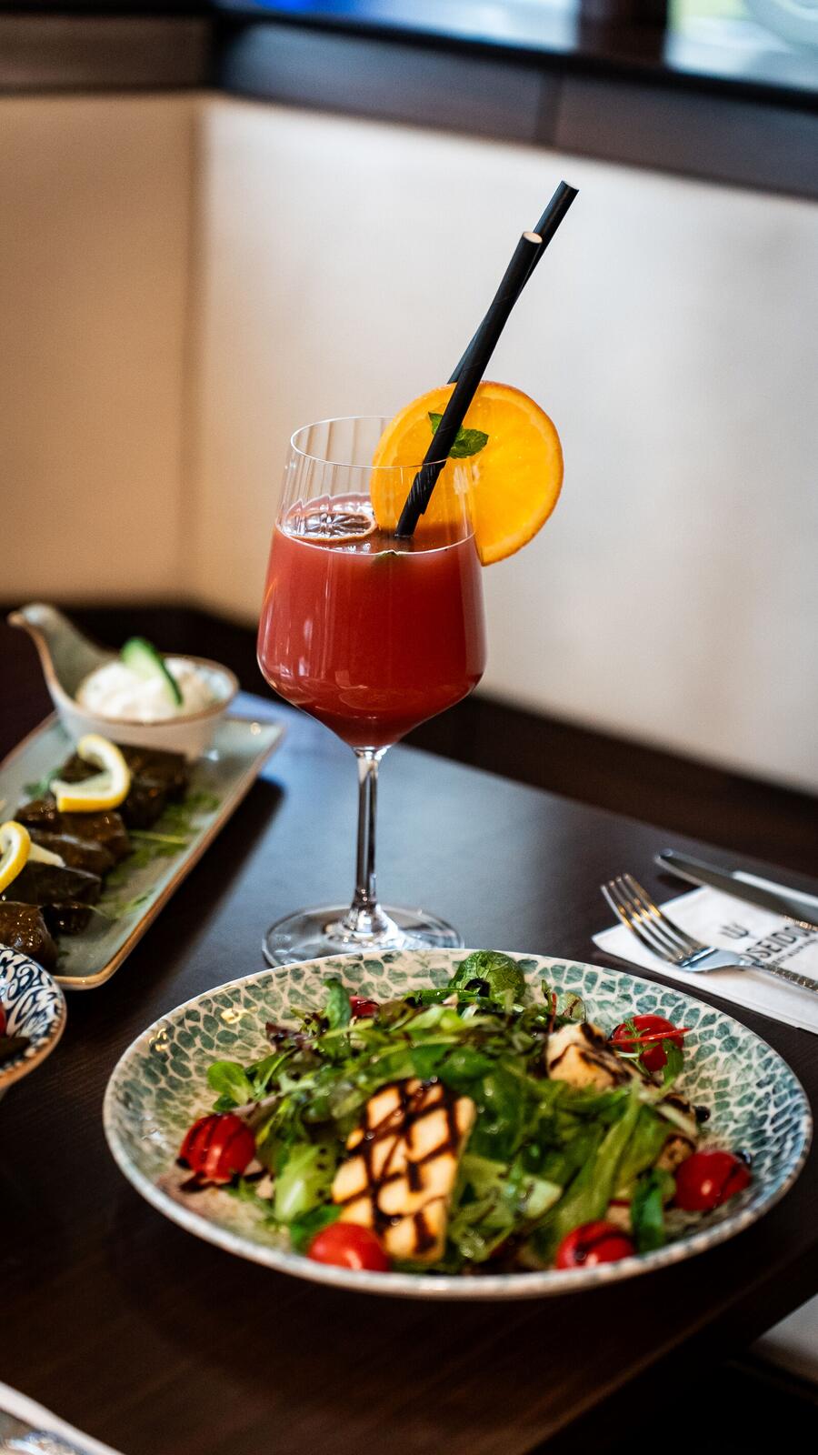 Sommerlicher Cocktail und Salat