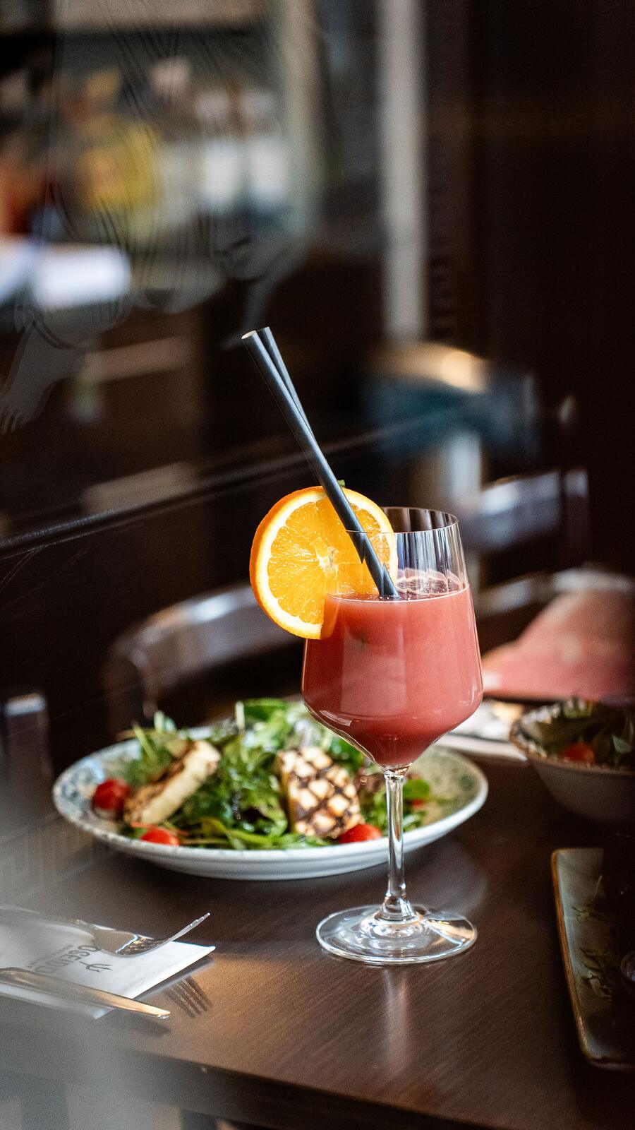 Frischer Salat mit Cocktail am Fenster