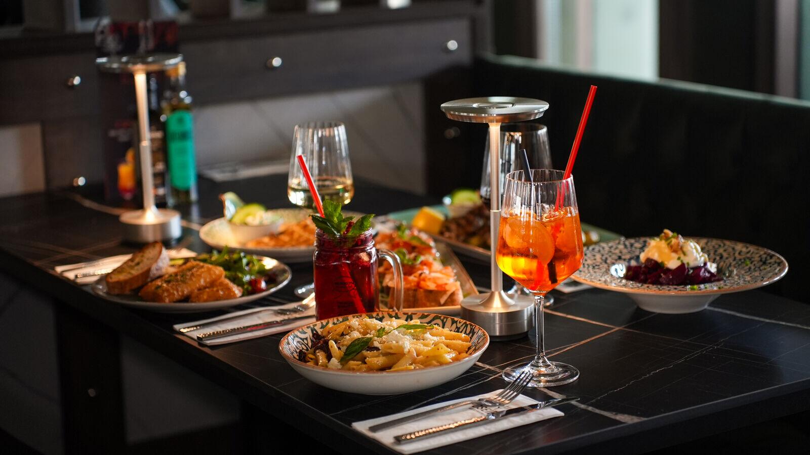 Reich gedeckte Tafel mit griechischen Spezialitäten