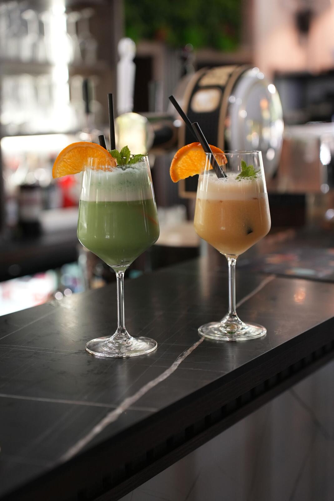 Erfrischender Drink an der Bar