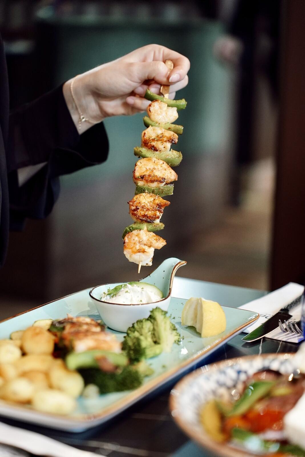 Souvlaki-Spieß, frisch serviert